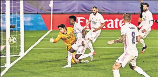  ??  ?? Momento en el que Vinicius, en semifallo, envía un balón al palo en el partido del domingo en el Di Stéfano.