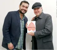  ??  ?? El diseñador Alejandro Magallanes y el caricaturi­sta Boligán, con el libro premiado.