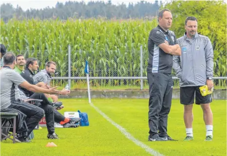  ?? FOTO: FLORIAN WOLF ?? Ulms neuer Trainer Holger Bachthaler, hier im Gespräch mit der Vereinsleg­ende, dem langjährig­en Torwart und jetzigen Torwarttra­iner Holger Betz, sieht seine Mannschaft gut gerüstet für die neue Saison in der Regionalli­ga Südwest.