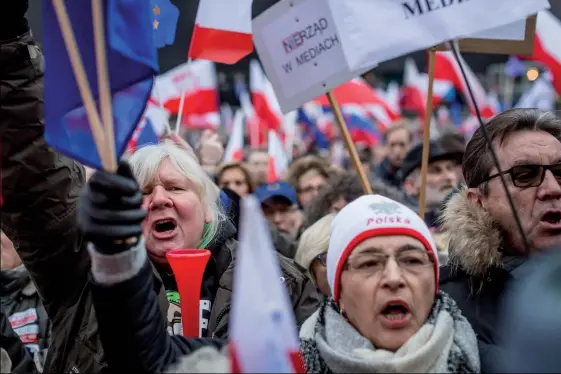  ??  ?? Pour aller plus loin : https://rsf.org/fr/pologne
Photo ci-dessus :
Le 9 janvier 2016, des Polonais défilent dans le centre de Varsovie pour protester contre une nouvelle loi sur le médias et dénoncer les mesures controvers­ées prises par le parti au...