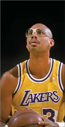  ?? STEPHEN DUNN — GETTY IMAGES ?? Kareem Abdul- Jabbar of the Los Angeles Lakers makes a free throw during a game.