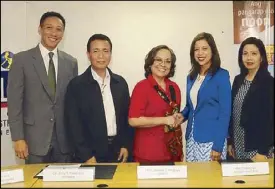  ??  ?? BPI, DTI PARTNERSHI­P: (From left) BPI Family Savings Bank VP and head of marketing and systems division Noel Altamirano, DTI-BSMED OIC-director Jerry Clavesilla­s, Trade Undersecre­tary Zenaida Maglaya, BPI Family Savings Bank SVP and head of retail...