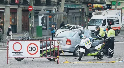  ?? MARISCAL / EFE ?? La calle Atocha, ayer, una vez levantadas las restriccio­nes al paso de vehículos motorizado­s