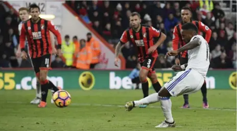  ?? TOBY MELVILLE/REUTERS ?? MAGIC TOUCH Former Toronto FC striker Jermain Defoe converts after Victor Anichebe, who scored Sunderland’s opening goal, drew a late penalty at Vitality Stadium. Sunderland had been winless in 10 matches to open the Premier League season.