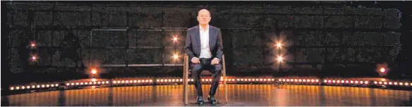  ?? FOTO: PROSIEBEN/DPA ?? Der designiert­e Bundeskanz­ler Olaf Scholz (SPD) sitzt auf einer Bühne in der Sendung von Joko und Klaas bei ProSieben.