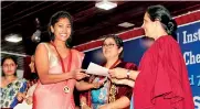  ??  ?? Ms Chathuri receiving her award