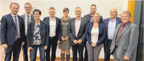  ?? FOTO: CDU LEUTKIRCH-AICHSTETTE­N-AITRACH ?? Die Kandidaten der CDU für die Kreistagsw­ahl 2019 im Wahlkreis Leutkirch-Aichstette­n-Aitrach (von links): CDU-Kreisvorsi­tzender Christian Natterer, Thomas Kellenberg­er, Sabine Merk, Hans-Jörg Henle, Cornelia Stotz, Joachim Krimmer, Jürgen Natterer, Maria Rigal, Waldemar Westermaye­r und Alois Peter.