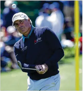  ?? BRANT SANDERLIN / ATLANTA JOURNAL-CONSTITUTI­ON ?? Fred Couples kept with the kids during the second round of the Masters, shooting 2-under Friday despite swirling winds.
