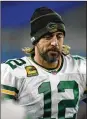  ?? JULIO CORTEZ / AP ?? Packers quarterbac­k Aaron Rodgers can break his tie with Brett Favre for franchise record for career touchdown passes on Saturday.