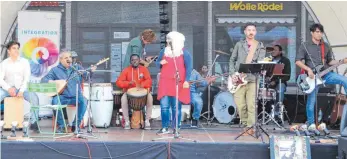  ?? FOTO: DANIEL HÄFELE ?? Interkultu­reller Markt eröffnet mit interkultu­reller Musik die interkultu­rellen Wochen.