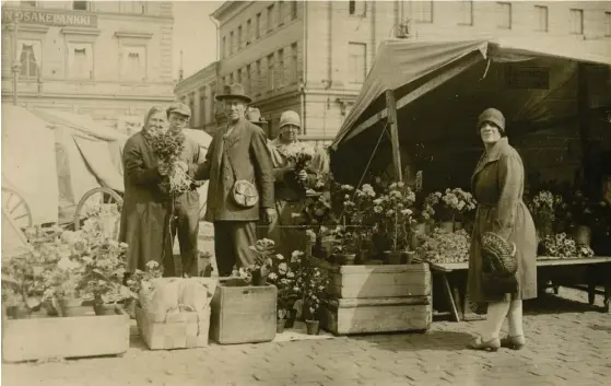  ?? FOTO: ROSENBERGS FAMILJEALB­UM ?? Oskar Rosenberg vid sitt stånd på Salutorget, invid Havis Amanda. Fotot från 1920-talet.
