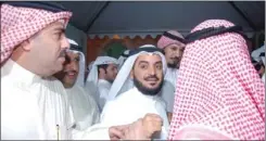  ??  ?? د.محمد الحويلة بين أنصاره يتلقى التهاني والتبريكات