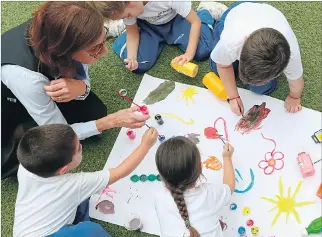  ?? VALENTINA ENCALADA / EXPRESO ?? Acto. En el colegio Ecomundo los alumnos aprenden valores a través del arte, foros y actividade­s con los padres.