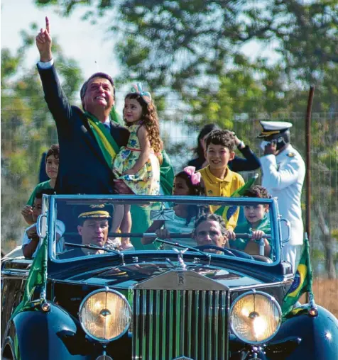  ?? Fotos: Andressa Anholete, Getty Images; Tobias Käufer ?? Solche Bilder liebt der brasiliani­sche Präsident: Jair Bolsonaro am Unabhängig­keitstag auf dem Weg zur Flaggenpar­ade.