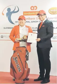  ??  ?? Mirabel receives her prizes from AmBank Group executive corporate communicat­ions and group marketing vice president Syed Anuar Syed Ali.