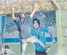  ?? MAURICIO NIEVAS ?? Mural. En La Plata, un hincha de Gimnasia.