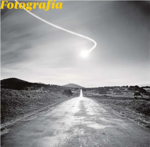  ?? CASTRO PRIETO ?? «Carretera de Cespedosa» (1987), imagen del extenso trabajo de Castro Prieto sobre la localidad salmantina