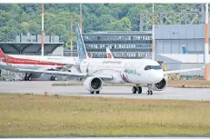  ?? FOTO: MARCEL VON FEHRN/DPA ?? Der Airbus A321 XLR startete am Mittwochvo­rmittag zu einem Testflug vom Airbus-Standort Finkenwerd­er.