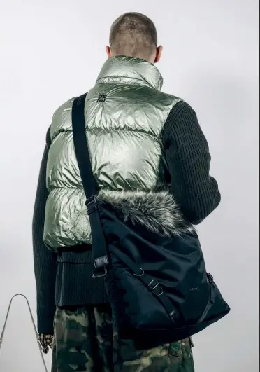  ?? ?? Sopra uno scatto nel backstage della sfilata A/I 2023 di Givenchy, con il modello che indossa la nuova borsa di stagione della maison, la Voyou. In primo piano anche qui a sinistra