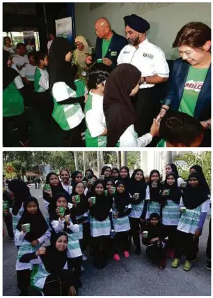  ??  ?? DR Mehander dan Ng (tiga dari kanan) bermesra dengan murid. PELAJAR gembira menikmati minuman Milo.