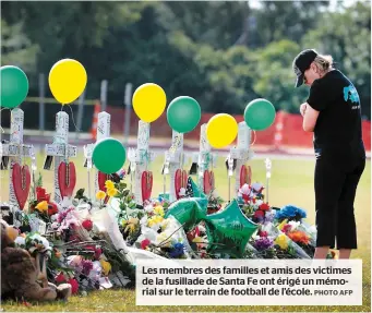  ?? PHOTO AFP ?? Les membres des familles et amis des victimes de la fusillade de Santa Fe ont érigé un mémorial sur le terrain de football de l’école.