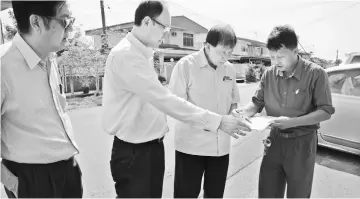  ??  ?? (From left) Councillor­s Lee Thin Hin and Aries Leong, Ting and an officer from MCC engineerin­g section study the part of the Jee Foh area, which will undergo upgrading.