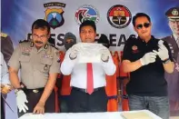  ?? EDI SUDRAJAT/JAWA POS ?? BARANG BUKTI: Kompol Sugeng Purwanto (tengah) menunjukka­n sabu-sabu yang disita dari para tersangka di Mapolresta Sidoarjo kemarin.