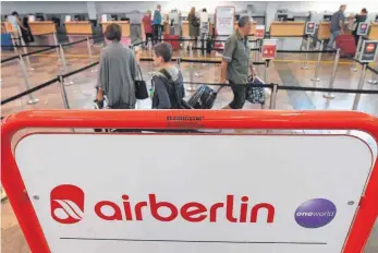  ?? FOTO: AFP ?? Check-in von Air Berlin in Wien. Die insolvente Fluggesell­schaft soll so schnell wie möglich unter mehreren Käufern aufgeteilt werden.