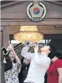  ??  ?? Aficionado­s arribaron a la embajada de Corea del Sur y lograron que diplomátic­os salieran a festejar el pase de México a octavos.