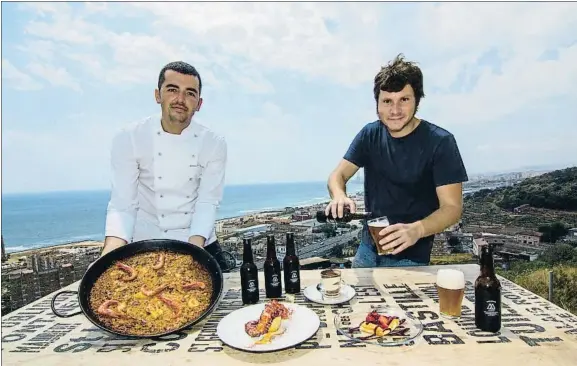  ?? PEDRO CATENA ?? El chef y pastelero Miquel Antoja y Aleix Soler, uno de los socios del Panoràmic, donde sirve las cervezas artesanas que elabora en Montgat