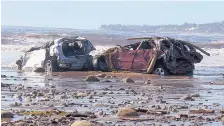  ?? ARON RANEN/ASSOCIATED PRESS ?? Mudslides in Montecito, Calif., left cars and debris washed up on the beach Wednesday. The disaster struck the wealthy enclave early Tuesday, while many people were sleeping.