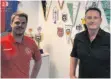  ?? FOTO: FC WANGEN ?? Der Sportliche Leiter Andreas Pusch (re.) begrüßt Jonas Kraft als neuen Trainer der U19.