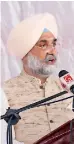  ??  ?? Indian High Commission­er Taranjith Singh Sandhu addressing beneficiar­ies of the plantation community