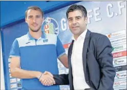  ??  ?? PRESENTADO. Ignasi Miquel posó con la camiseta del Getafe.