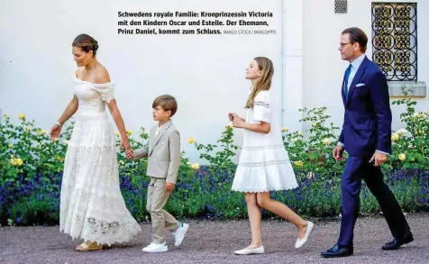  ?? IMAGO STOCK / IMAGO/PPE ?? Schwedens royale Familie: Kronprinze­ssin Victoria mit den Kindern Oscar und Estelle. Der Ehemann, Prinz Daniel, kommt zum Schluss.