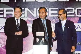  ?? PIC BY EIZAIRI SHAMSUDIN ?? Health Minister Dr Dzulkefly Ahmad (centre) at the National Regulatory Conference 2018 in Kuala Lumpur yesterday. With him are the event’s organising chairman Dr Ramli Zainal (right), and Health directorge­neral Datuk Dr Noor Hisham Abdullah.