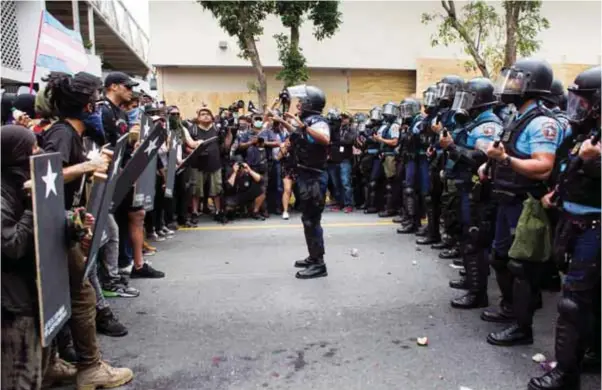  ?? |THE NEW YORK TIMES ?? Algunos manifestan­tes iban vestidos de negro y con el rostro cubierto con pañuelos.