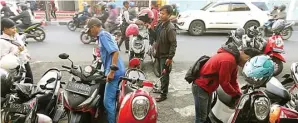  ?? BOY SLAMET/JAWA POS ?? POLEMIK: Meski sudah mengikut parkir langganan, pemilik kendaraan sering kali masih membayar ke para jukir.