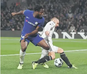  ?? — Gambar Reuters ?? TERTEKAN: Batshuayi (kiri) memberikan tentangan sengit kepada pemain Qarabag, Maksim Medvedev sebelum pemain pertahanan itu menjaringk­an gol sendiri pada aksi di Stamford Bridge Selasa lepas.