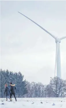  ?? FOTO: TOM WELLER/DPA ?? Windrad bei Westerheim im Alb-Donau-Kreis: Die Taskforce zum Windkrafta­usbau hat erste Schritte zur Beschleuni­gung vorgelegt.
