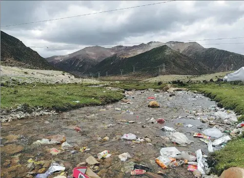  ?? LIN PENG / FOR CHINA DAILY ?? Garbage pollutes a river along the Sichuan-Tibet Highway.