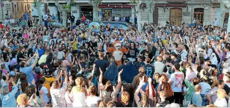  ?? Fotos: P. BOTA ?? La plaza de la Iglesia reunió ayer a numerosos ‘binissalem­ers’ que no querían perderse la fiesta de presentaci­ón.