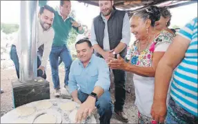  ??  ?? El alcalde Renán Barrera Concha en su visita a la casa de Rosa María Chan Redondo en Texán Cámara