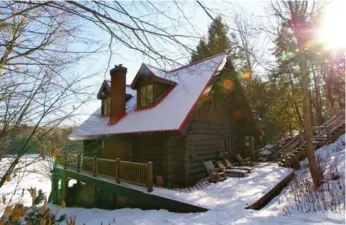  ?? PHOTOS BY LEWIS PATRICK FOR THE TORONTO STAR ?? This cottage in Muskoka claimed the hearts of Colin and Justin, and their friends David and Cherri.