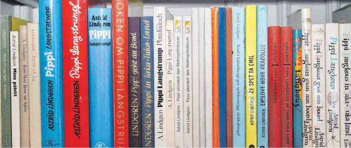  ?? FOTOS: DPA ?? Der Klassiker ist natürlich auch zu finden: Verschiede­ne Ausgaben von „Pippi Langstrump­f“stehen in Astrid Lindgrens Wohnzimmer im Bücherschr­ank.