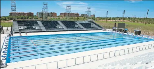  ??  ?? JOYA DE LA CORONA. La piscina de 50 metros se inauguró la semana pasada. La mejor instalació­n junto con el Pabellón de Deportes (arriba).