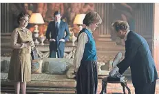  ?? FOTO: AP ?? Olivia Coleman (l.) als Queen mit Josh O’Connor und Emma Corrin als Charles und Diana (2. und 3. v. l.). Die neue Staffel beginnt am 15. November.