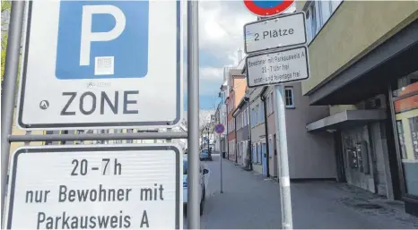  ?? FOTO: THERESA KOMPRECHT ?? Nach Ansicht der CDU-Fraktion im Ravensburg­er Gemeindera­t halten sich viele Autofahrer nicht an das Nachtparkv­erbot, nachdem nur noch Anwohner am Abend in der Altstadt parken dürfen.