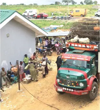  ??  ?? Traders from Calabar arrive Dawaki market.