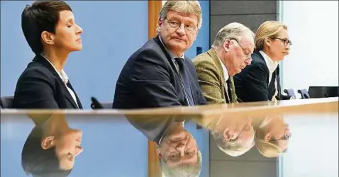  ?? Foto: Julian Stratensch­ulte, dpa ?? Szene einer Trennung: Frauke Petry, Co-chef Jörg Meuthen, Alexander Gauland und Alice Weidel gestern in Berlin.
